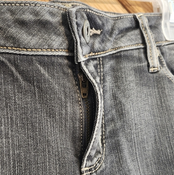 Arizona Jeans Co Medium Wash Size 11 Cuffed Denim Shorts - Picture 3 of 9